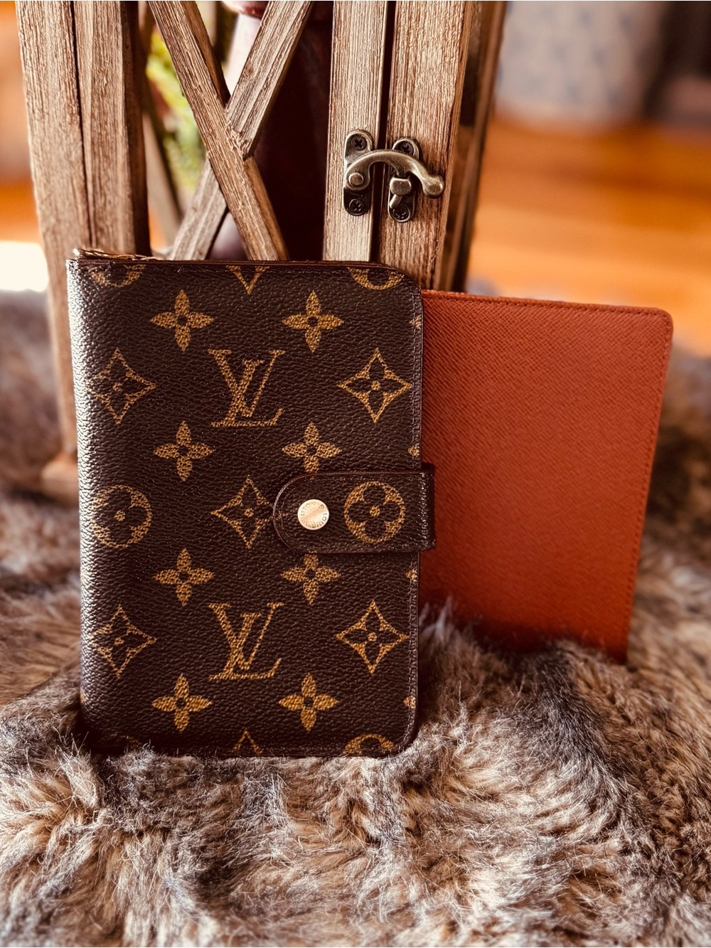 Louis Vuitton Monogram Canvas
Porte
Papier passport wallet ID holder 1999